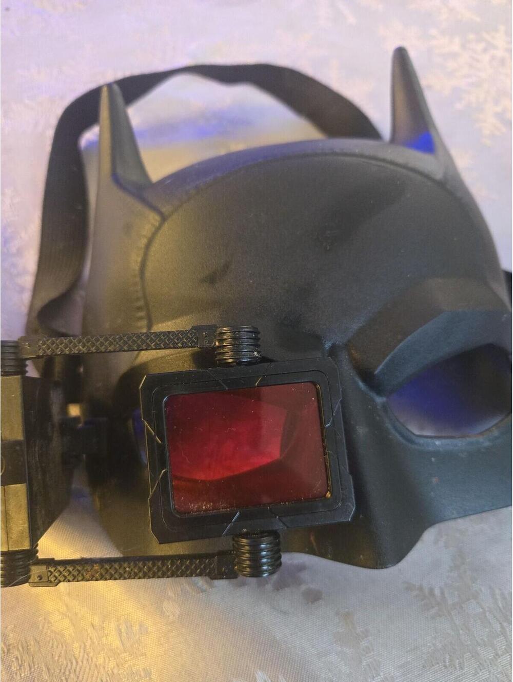 Spin Master Batman Mask with Red Lens - Picture 4 of 4